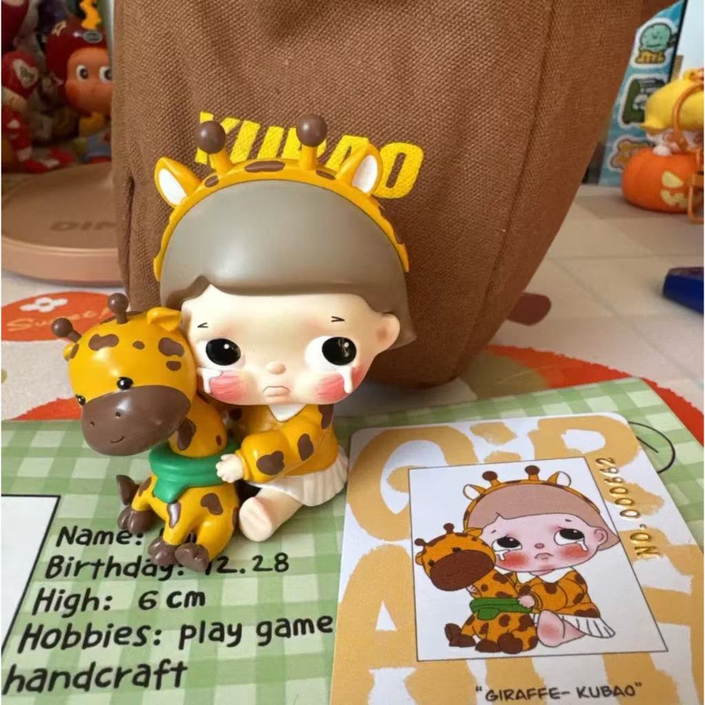 KuBao ยีราฟนั่งเด็กใหญ่เครื่องประดับทํามืออินเทรนด์เล่นของขวัญน่ารักของสะสมสร้างสรรค์