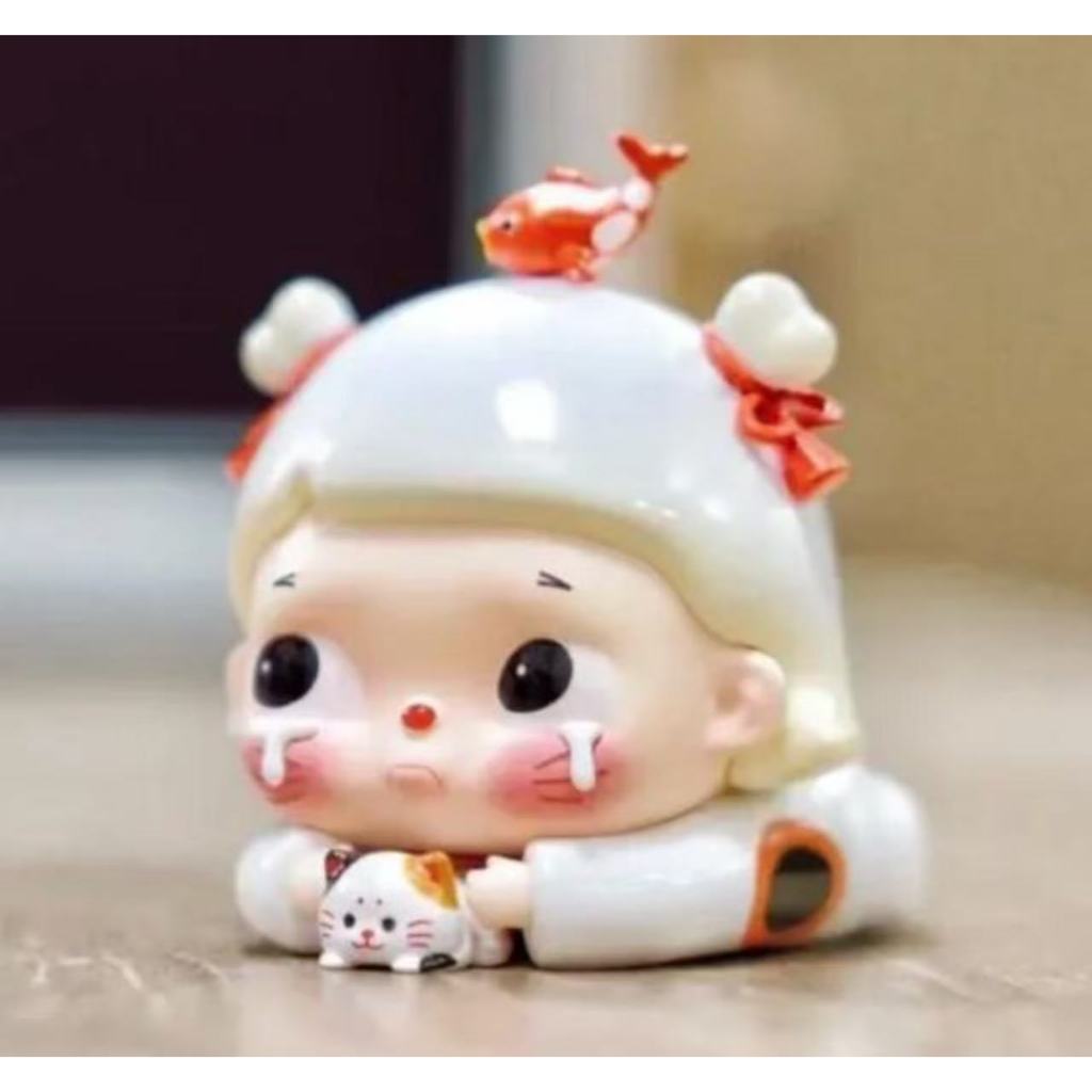 KuBao Lucky Cat Lying Posture Big Baby รูปเครื่องประดับอินเทรนด์เล่นของขวัญน่ารักของสะสมสร้างสรรค์