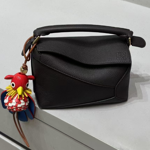 Loeweจี้กระเป๋า เครื่องประดับแขวนนกแก้วสีแดง ของขวัญสุดหรูสำหรับเพื่อน