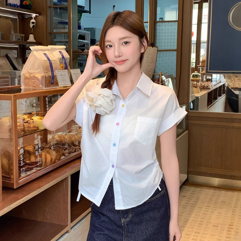 Rommers เสื้อเชิ้ตแขนสั้นแบบหลวม ออกแบบมาพร้อมเชือกรูดและย่นที่ไหล่ ในสไตล์เกาหลี