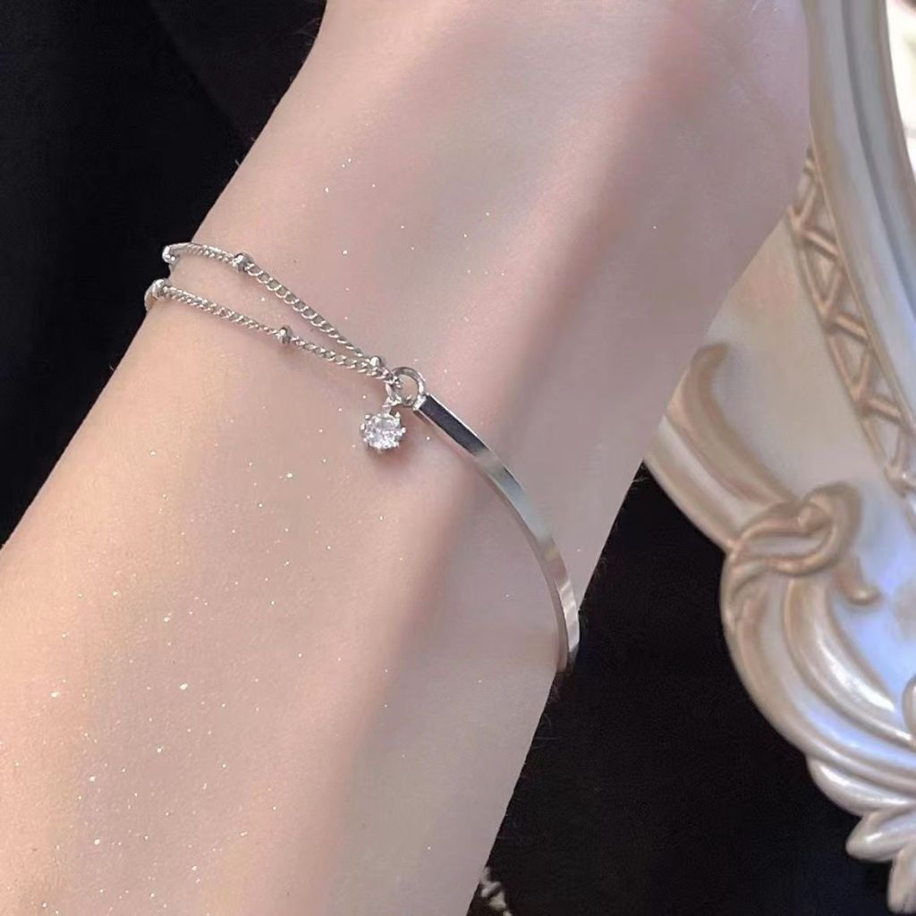 สร้อยข้อมือสองชั้นมีลuster จากเพชรสังเคราะห์ ดูล้ำสมัยและเหมาะสำหรับโอกาสพิเศษ