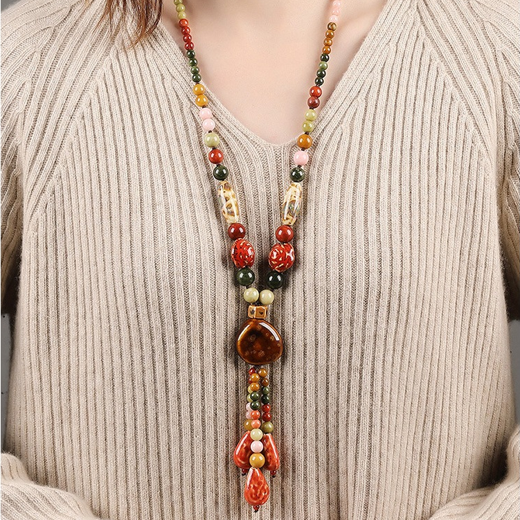 Original Design Retro สไตล์ชาติพันธุ์ยาวเซรามิคเสื้อกันหนาวคลาสสิก High-End หยกที่มีสีสัน Agate ลูกปัดจี้ All-Match สร้อยคอจี้ฤดูใบไม้ร่วงฤดูหนาวคริสต์มาสของขวัญผู้หญิงอุปกรณ์เสริม