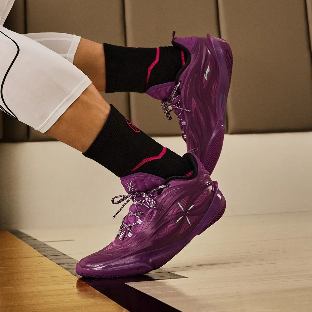 รองเท้าบาสเกตบอล Lining Wade 808 5 Ultra v2 สไตล์ดอกไม้ไฟสำหรับผู้ชาย น้ำหนักเบาที่ให้การกระเด้งที่ด