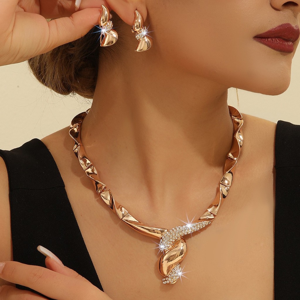 SBACA13Y ยุโรปอเมริกันโอ้อวด Rhinestone ฝังเครื่องประดับโลหะชุดสร้อยคอ + ต่างหูของขวัญแต่งงาน Party 