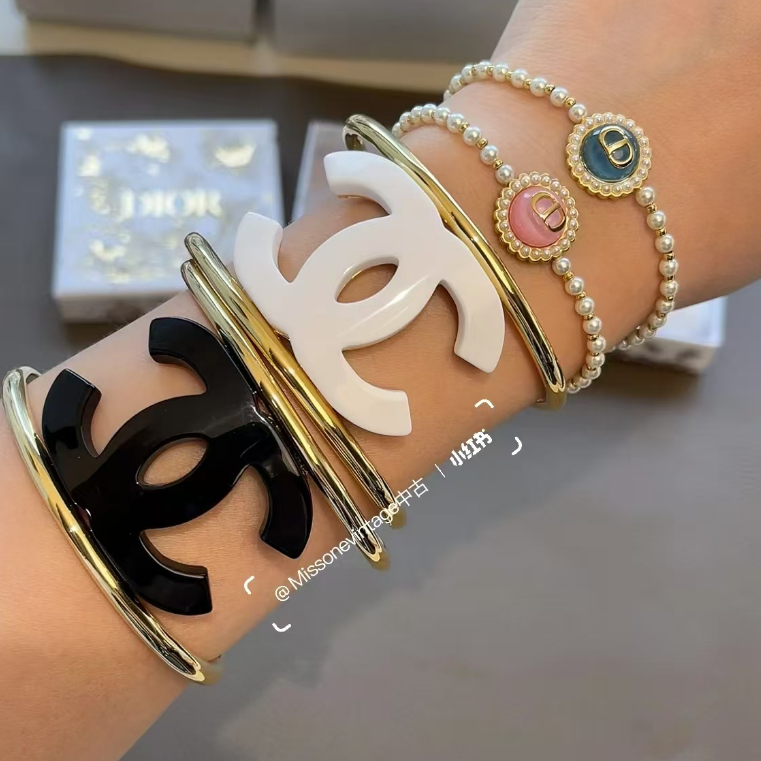 สร้อยข้อมือสีดำและขาว คุณภาพสูง