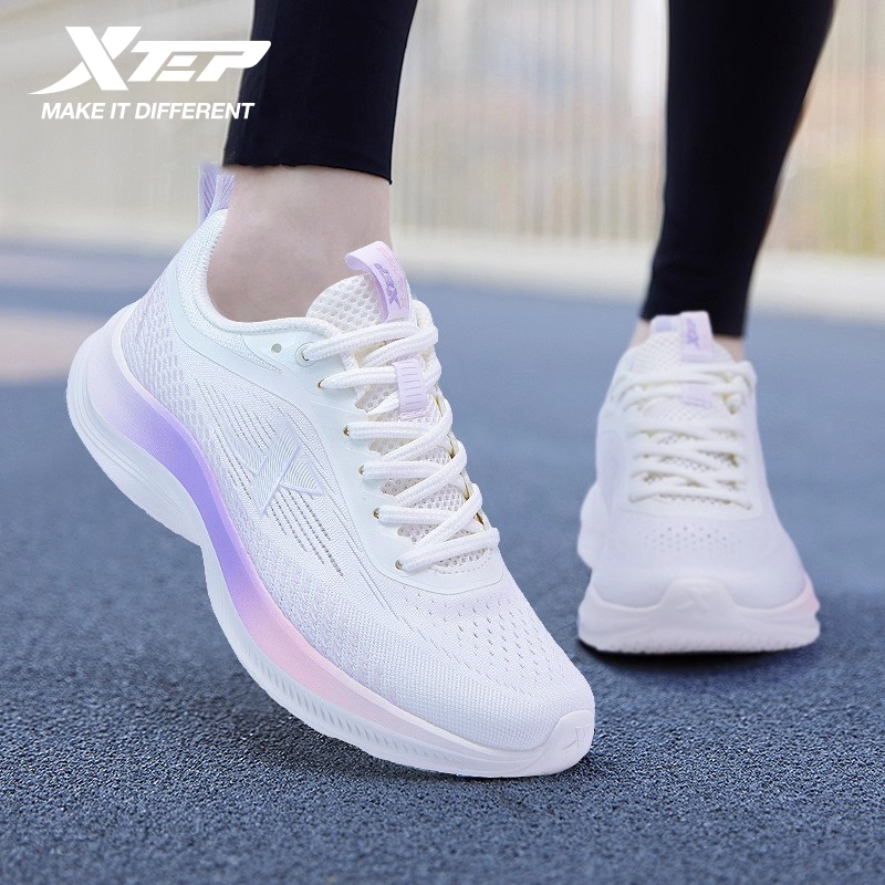 XTEP รองเท้าวิ่งสำหรับผู้หญิง 2025 ใหม่ ฤดูร้อน ตาข่าย กีฬา ระบายอากาศ นุ่ม สไตล์การเดินทาง