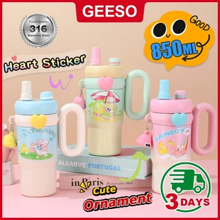 GEESO แก้วน้ำเก็บความเย็น ลายการ์ตูน 850มล.แก้วน้ำพาสเทล พร้อมพวงกุญแจ มีฝาดูด หูจับใหญ่ แก้วน่ารักจุน้ำได้เอยะ เก็บเย็นนาน 850ml Cartoon Double Drinking Water Bottle Portable Water Tumbler with Handle Large Capacity 彩虹手提杯