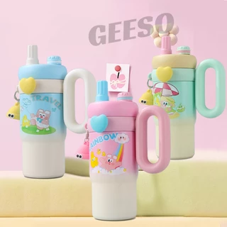 GEESO แก้วน้ำเก็บความเย็น ลายการ์ตูน 850มล.แก้วน้ำพาสเทล พร้อมพวงกุญแจ มีฝาดูด หูจับใหญ่ แก้วน่ารักจุน้ำได้เอยะ เก็บเย็นนาน 850ml Cartoon Double Drinking Water Bottle Portable Water Tumbler with Handle Large Capacity 彩虹手提杯