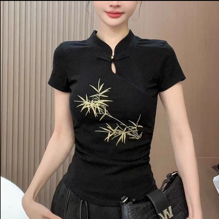 2025 ฤดูร้อนใหม่สไตล์จีนคอวีเล็บลูกปัดปักปุ่มพู่สีบล็อกเสื้อยืดแขนสั้นสำหรับผู้หญิง