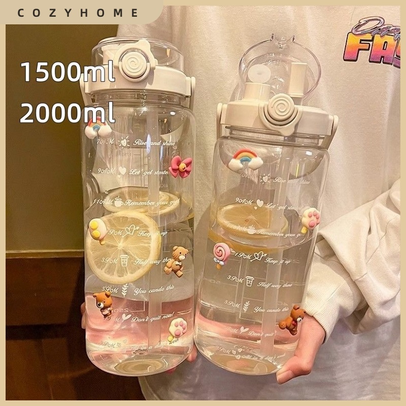 [พร้อมฟาง] บ้านแสนสบาย 1500มล/2000มล ความจุขนาดใหญ่ขวดน้ํากีฬาแบบพกพาปิดผนึกช็อกทนดื่มคู่ขวดน้ําพลาสติกพร้อมฟางถ้วยน้ําโปร่งใส