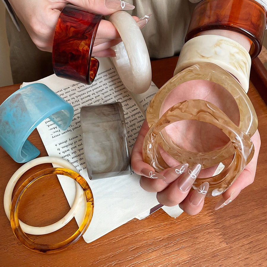 สร้อยข้อมือเปิดฟิวชั่นเรซินสไตล์ยุโรปและอเมริกา ออกแบบสำหรับผู้หญิง สไตล์เรียบง่ายและสง่า