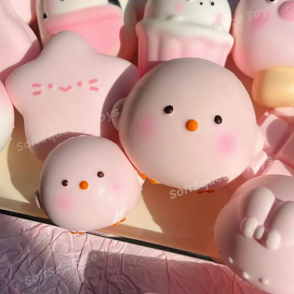 สกุชชี่ ของเล่นกดสีชมพูน่ารัก ของเล่นเด้งช้าหลังกด ของเล่น SoftSqueeze