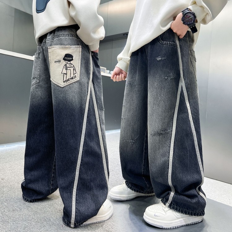 กางเกงยีนส์เด็ก สไตล์เฉือนสีชาแดนส์ รอยร้าวมิลนิล｜ลายขีดขัดสีด้านข้าง แบบคารูตูนบนกระเป๋าหลัง โครงสร