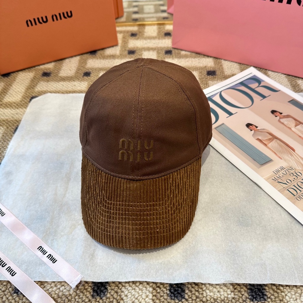 หมวกเบสบอล MiuMiu ปักลายจากผ้าลูกฟูก สไตล์ยูนิเซ็กส์