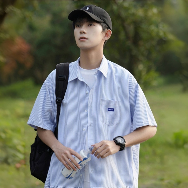 💥URAOK💥เสื้อเชิ้ตแขนสั้นลายทางสีน้ำเงินสำหรับผู้ชาย ดีไซน์สตรีทยอดนิยมในซัมเมอร์