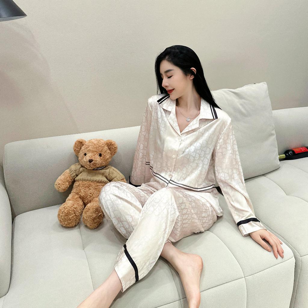 ชุดนอนสุภาพสตรียอดนิยม ทำจากผ้าไหมหรูหราพิมพ์ลายแขนยาว เหมาะสำหรับฤดูใบไม้ร่วงและสวมใส่ภายในบ้าน