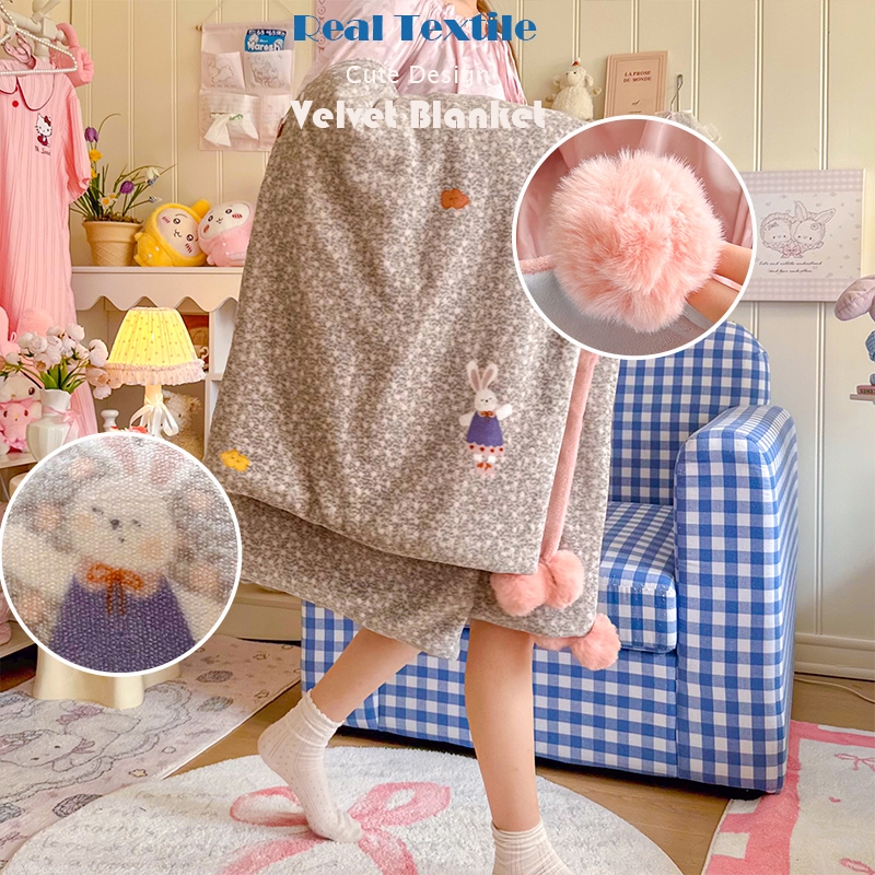 【ผ้าห่มวีลเว็ตปุ๊กลุกลายสวนดอกไม้กับกระต่าย 】 เนื้อผ้านุ่มสุดพิเศษระดับพรีเมียม • ปุยปอมปอมหรูหรา สไตล์เกาหลีดูแพงและน่ารักอ่อนหวาน   เหมาะสำหรับปูเตียง-แต่งห้อง หรือเป็นของขวัญในเทศกาล  ✨ 3.5/5/6 ฟุต
