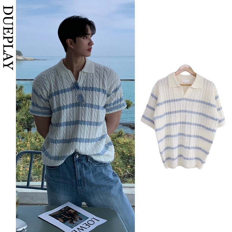 Dueplay เสื้อยืดแขนสั้นคอวีผ้าฝ้ายแท้ สไตล์เกาหลีสำหรับหนุ่มๆ ในฤดูร้อน แถบสีฟ้าและสีขาว เนื้อผ้านุ่มและระบายอากาศ สไตล์แขนสั้น M-2XL
