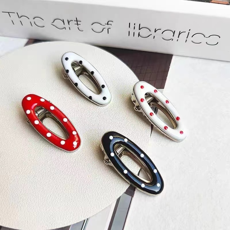 เซตสองชิ้น กิ๊บสำหรับสาวๆ สีดำและสีขาว สไตล์ลายจุดคลื่น