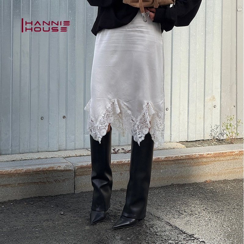 กระโปรงแบบไม่สมมาตร มีขอบปักด้วยลูกไม้ โดย HANIE House