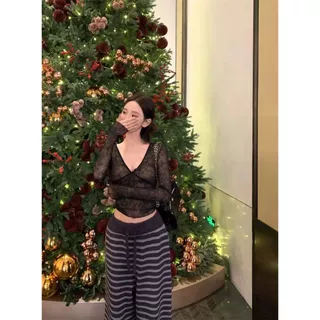 Fariy🍒คลังสินค้าพร้อม🍒 เสื้อยืดแขนยาวคอวีลูกไม้สุดเซ็กซี่สำหรับสาวหวานสุดฮอต ดีไซน์เรียบหรูดูมีระดับ ใส่โชว์หุ่นได้หลากหลาย