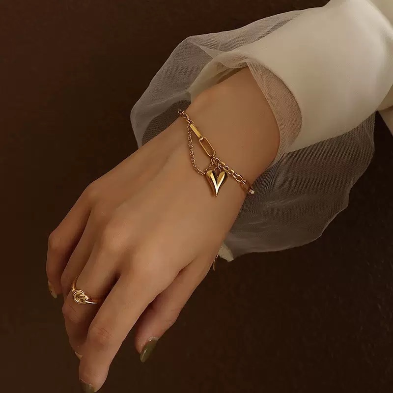 สร้อยข้อมือสไตล์ฮิปฮอป อินเทรนด์แบบอเมริกันและยุโรป ผลิตจากไทเทเนียมและเหล็ก ออกแบบมาในลายเส้นชี้จี้หัวใจ