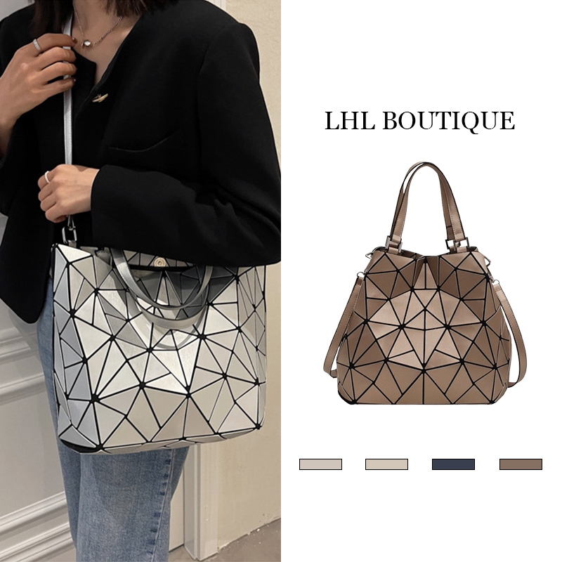 LHL BOUTIQUE กระเป๋าสะพายไหล่ขนาดใหญ่ที่มีการเย็บแบบเรขาคณิตและลายรูปสี่เหลี่ยมที่มีสไตล์
