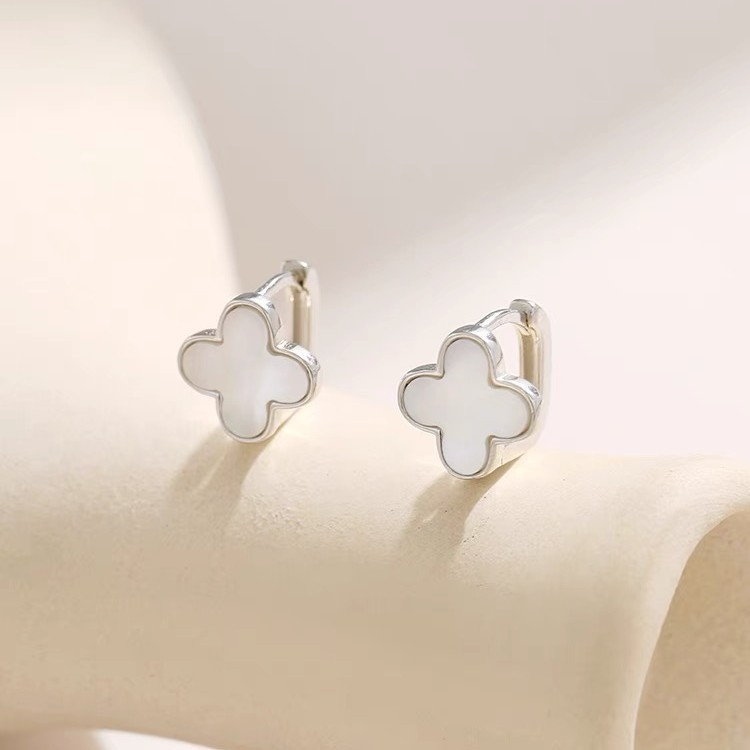 ต่างหูโคลเวอร์สี่ใบ Fritillaria สีขาว ต่างหูสุภาพสตรี