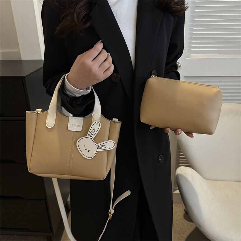 Miss_J พร้อมส่งจากกทม🎀กระเป๋าถือหนังนิ่มสไตล์ย้อนยุคแบบใหม่ กระเป๋าสะพายข้างลำลองอเนกประสงค์ เรียบง่ายและมีสไตล์ - รูปที่ 4