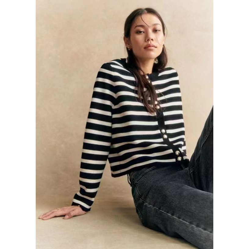 เสื้อกันหนาวแบบถักลาย_stripes_สีดำและสีขาว จากวัสดุMerino wool สไตล์เรโทร โดย_sezane