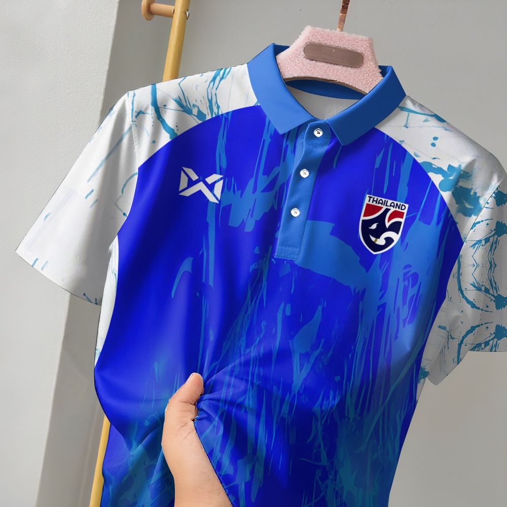 เสื้อโปโลผู้ชายสัญลักษณ์ไทย ฐานสีน้ำเงินเข้ม มีแขนลายสีเหลือง ระบายอากาศและแห้งเร็ว - รูปที่ 4