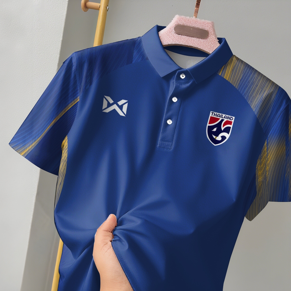 เสื้อโปโลผู้ชายสัญลักษณ์ไทย ฐานสีน้ำเงินเข้ม มีแขนลายสีเหลือง ระบายอากาศและแห้งเร็ว - รูปที่ 3