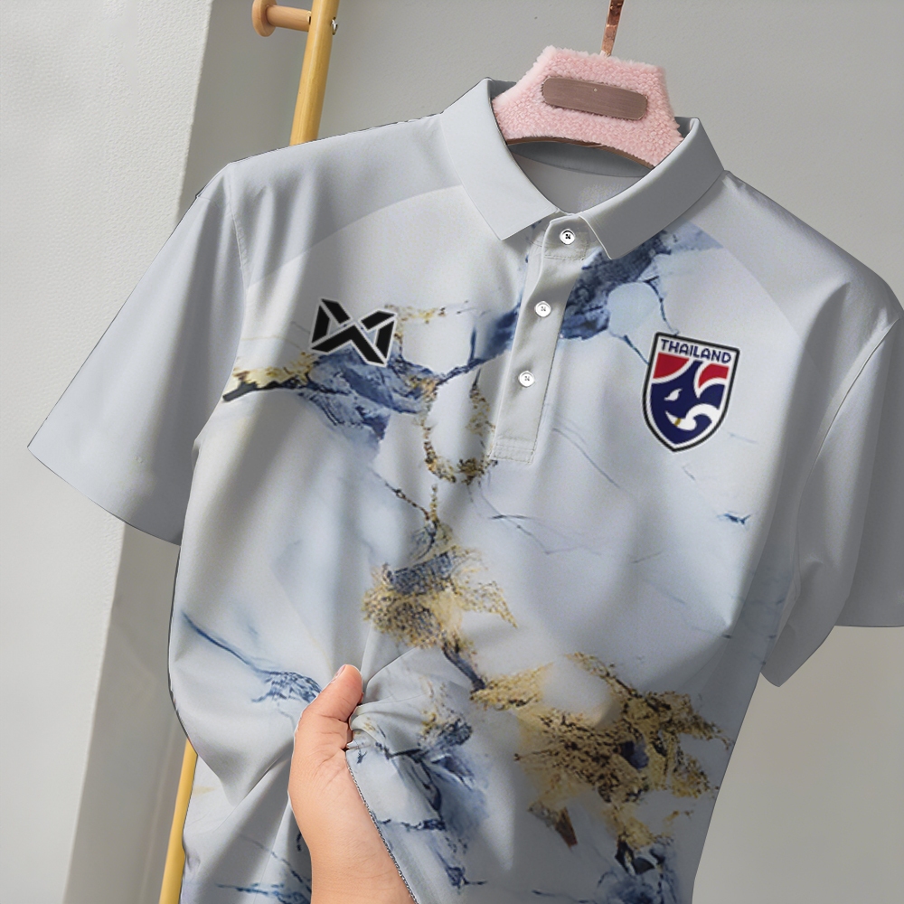 เสื้อโปโลผู้ชายสัญลักษณ์ไทย ฐานสีน้ำเงินเข้ม มีแขนลายสีเหลือง ระบายอากาศและแห้งเร็ว - รูปที่ 2