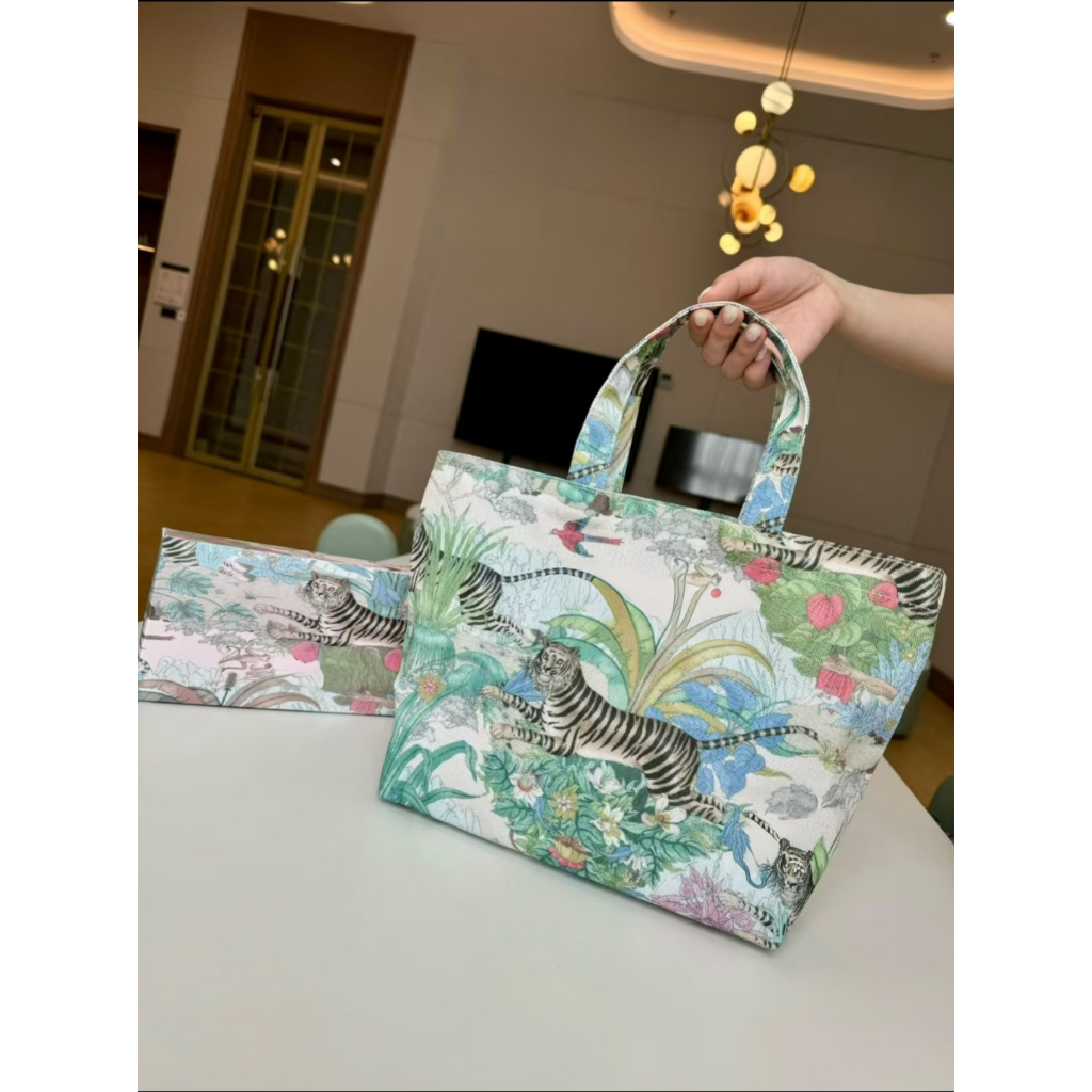 กระเป๋าเบนโตะผ้าแคนวาสลายดอกไม้สีเขียวแฟชั่นพร้อมกล่อง (ขนาด: 35*21.5*16ซม)