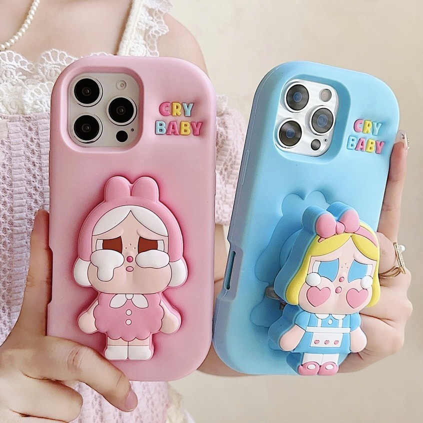 น่ารัก Cry Baby 3D การ์ตูนซิลิโคนเคสโทรศัพท์พร้อมขาตั้งสําหรับ iPhone 17/16/15/14/13 Pro/Max, กันกระแทกกันฝุ่นฝาครอบป้องกัน
