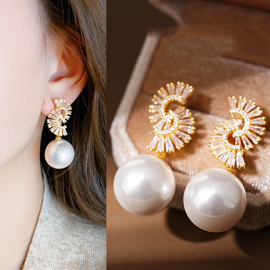 Niche Design Golden Double C ต่างหูมุกหญิง 2025 ต่างหูระดับไฮเอนด์สไตล์ใหม่ต่างหูที่สวยงามที่ไม่ซ้ํากัน