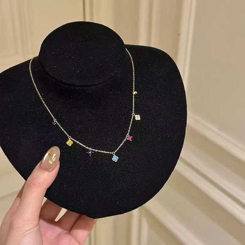 สร้อยคอ Four-Leaf Clover เพชรเต็ม มัลติเพนดานท์ สไตล์หรูหรา กะทัดรัดด้วยสีสันของเหล็กและทอง