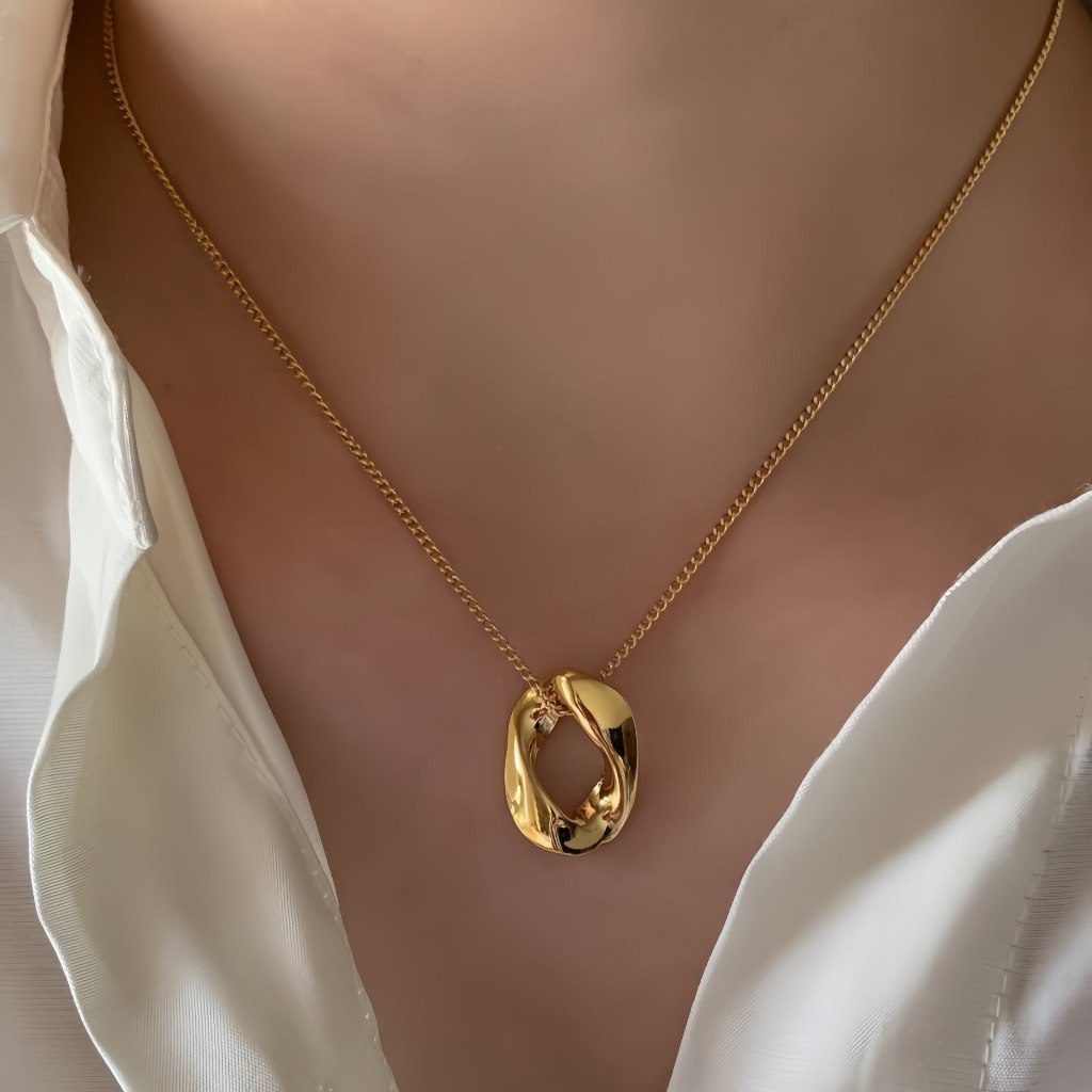 สร้อยคอมุกไข่ทำจากไทเทเนียมสีทอง มีการออกแบบงอโค้งอย่างหรูหรา สำหรับผู้หญิงในสไตล์ยุโรปและอเมริกันที่เรียบหรู