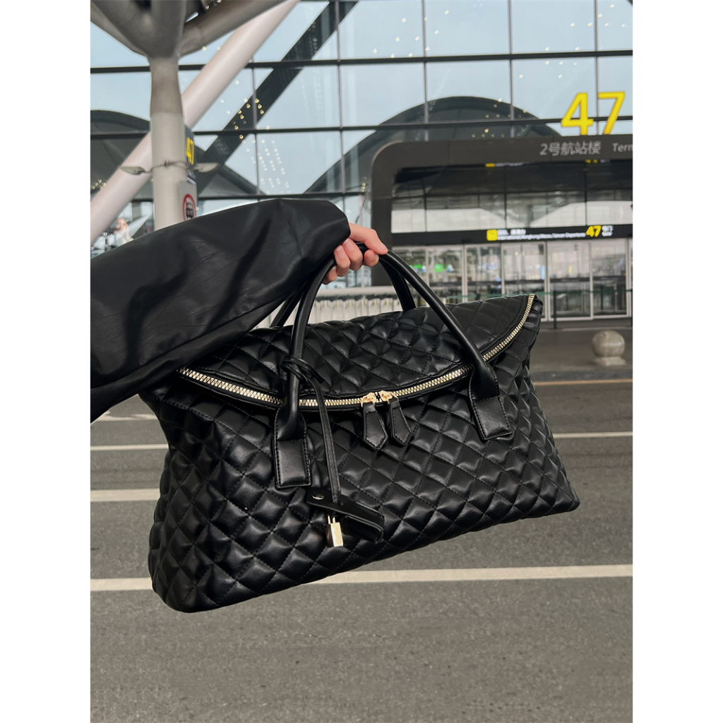 หนังนุ่ม รูปสี่เหลี่ยมขนมเปียกปูน กระเป๋าหญิงแบบพกพายิมกระเป๋าสีดํา