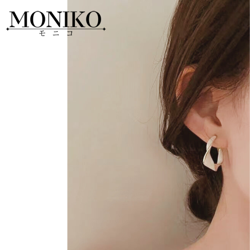 MONIKO ต่างหูห่วงเงินชุบทองคำขาว 18K สำหรับผู้หญิง