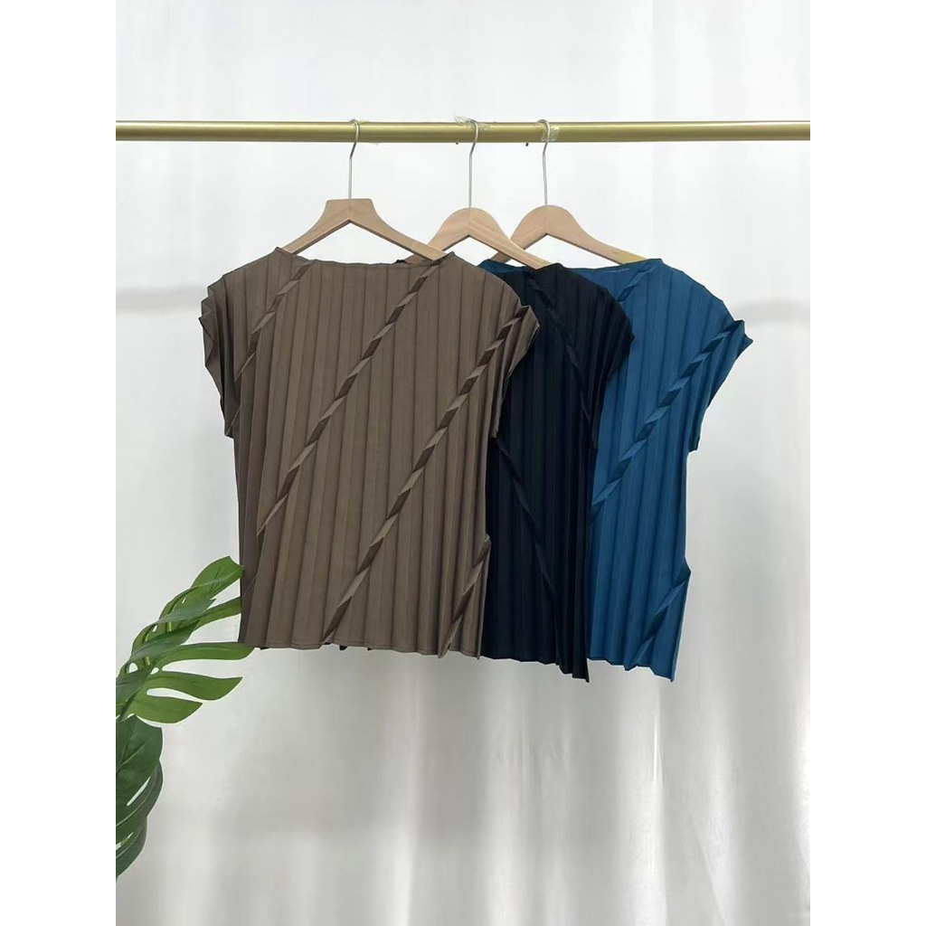 มิยาเกะ สไตล์ Handmade เสื้อแขนสั้นสำหรับผู้หญิง ดีไซน์พิเศษ pleat ด้านบน เหมาะสำหรับฤดูร้อน