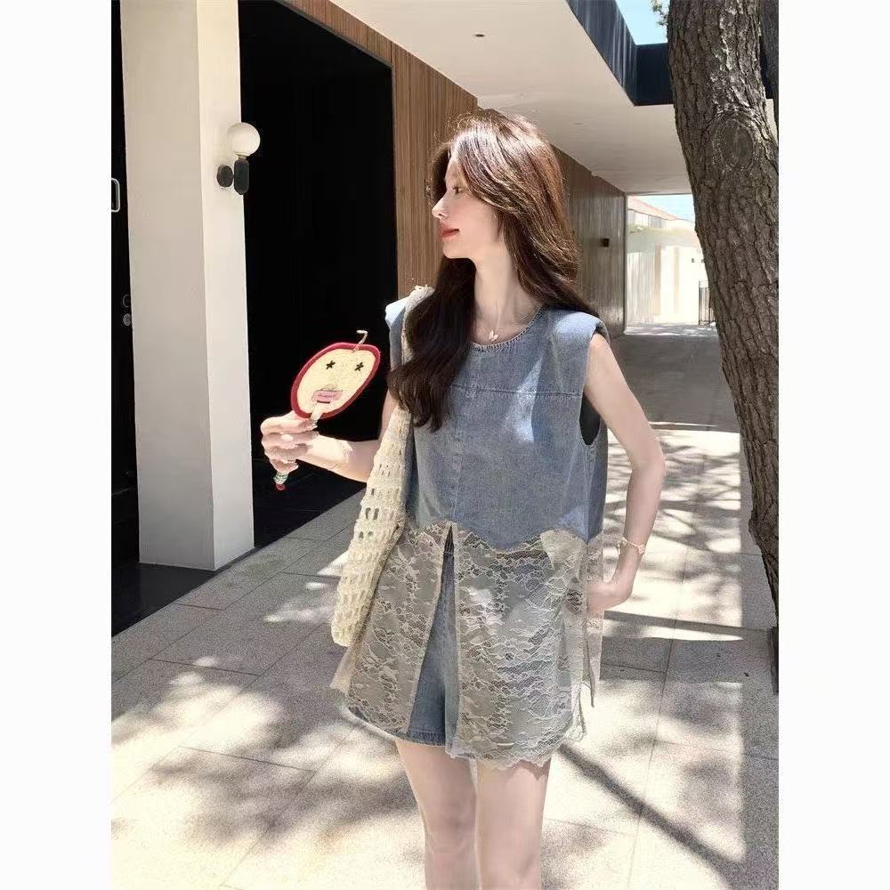 ชุดยีนส์สองชิ้น ส่วนบนเป็นเสื้อลูกไม้ ส่วนล่างเป็นกางเกงขาสั้น