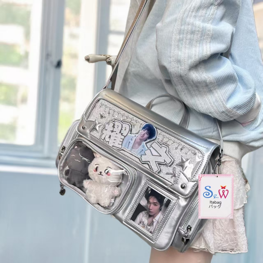 [พร้อมที่จะจัดส่ง] Se.W Itabag Women Bag Shoulder Bag Backpack PU Japanese Style คอนเสิร์ตซ่อนป้ายไฟปวดไหล่คู่กระเป๋าสวนสนุกปวดกระเป๋า กระเป๋าสะพายญี่ปุ่นความจุขนาดใหญ่กระเป๋าปวดไหล่เดียวกระเป๋าตุ๊กตา