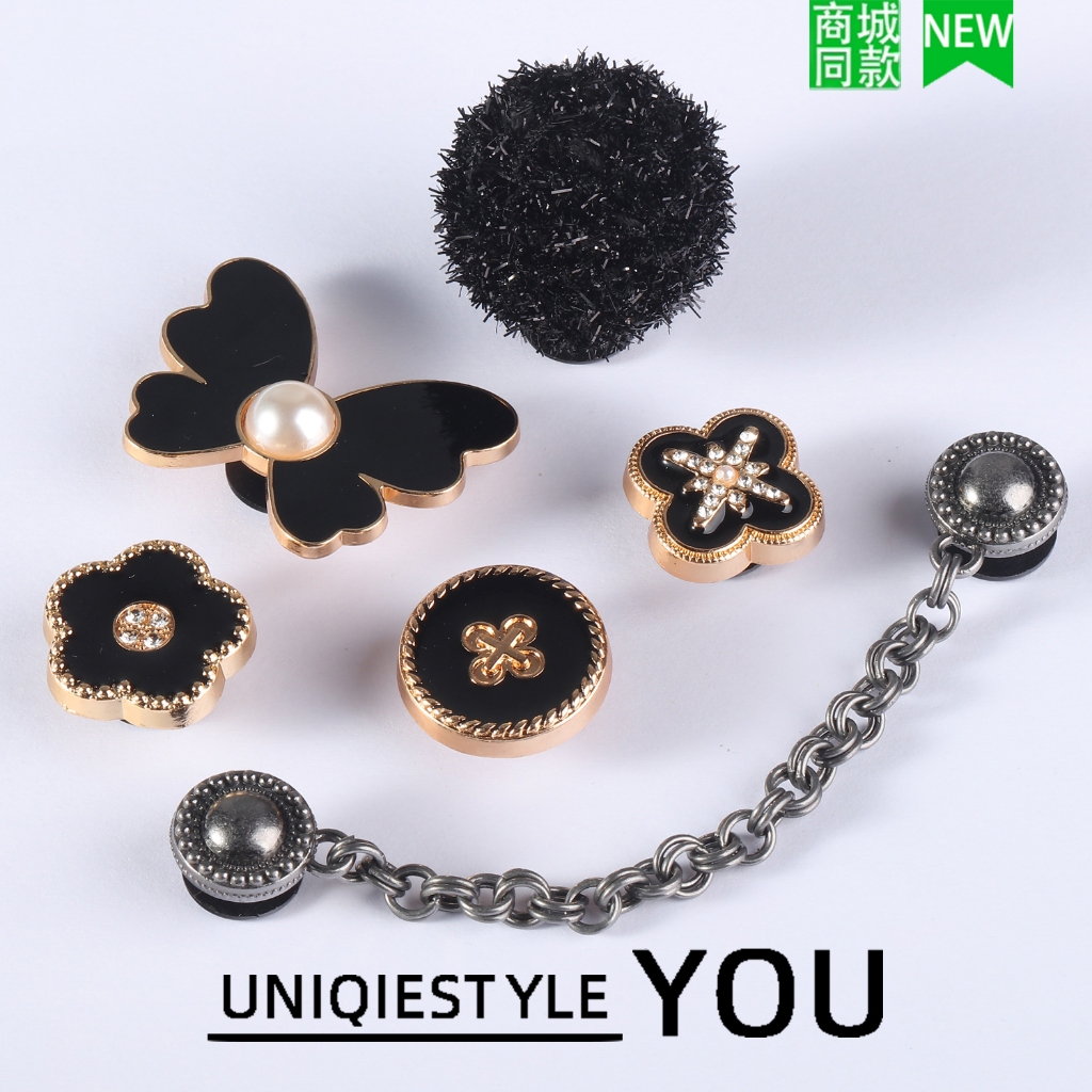 รองเท้าหัวเข็มขัดสไตล์ใหม่ ออกแบบลายดอกไม้ พร้อมส่วนที่ถอดได้ วัสดุโลหะและมุกสีดำ