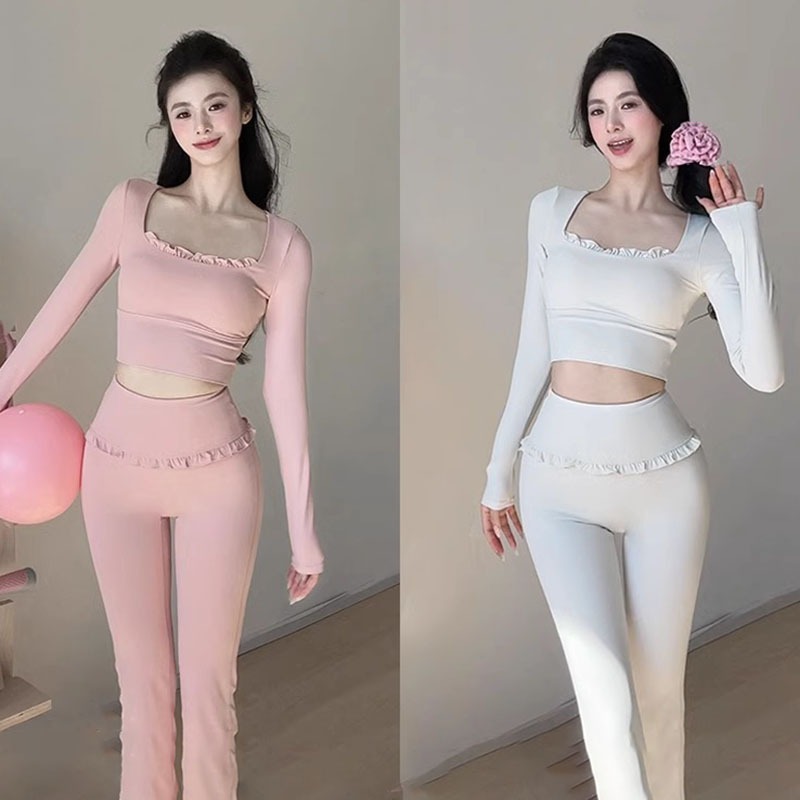 ชุดฟิตเนสสำหรับผู้หญิง ประกอบด้วยเสื่อยางและเสื้อลูกไม้สีทึบ ให้ลุคเพรียวบางในชุดสองชิ้น