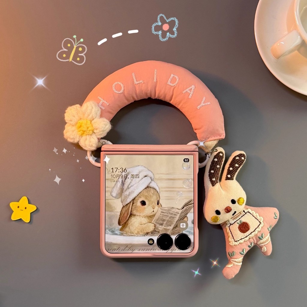 ใช้งานร่วมกับเคสโทรศัพท์ Samsung Z Flip 5, Z Flip 6, Z Flip 7 และ Z Flip 7 FE ได้ เคสน่ารักพร้อมจี้กระต่ายและสายคล้อง ให้การปกป้องเต็มรูปแบบสำหรับ Z Flip 5, Z Flip 6 และ Z Flip 7