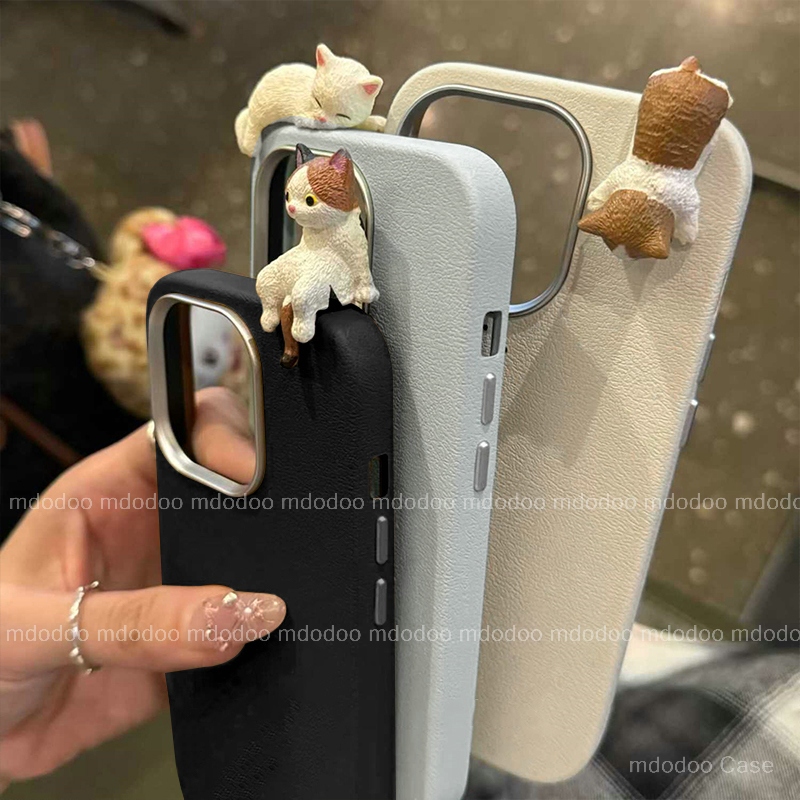 เคส For Redmi Note 15 14S 4G 14 Pro 5G 13 Pro+ 12 11S 11 12S Mi POCO X7 X5 M6 Fashion High Class Leather Texture Large lens frame Lens Protection Anti-drop Back Cover Cute 3D Sit up Cat Doll Soft Phone Case PW 11 - รูปที่ 4