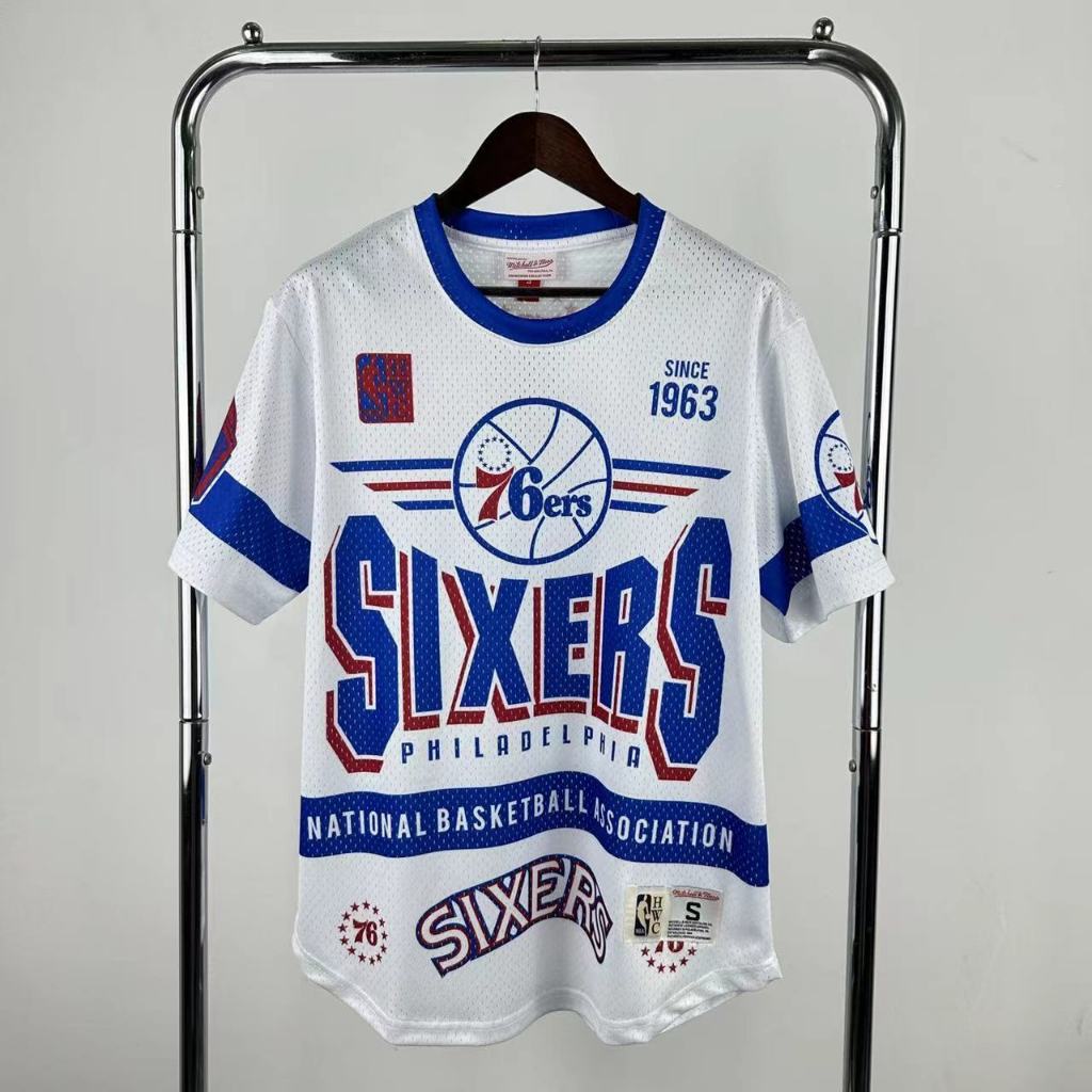 เสื้อแขนสั้น Philadelphia 76ers สำหรับผู้ชาย จาก Mitchell & Ness