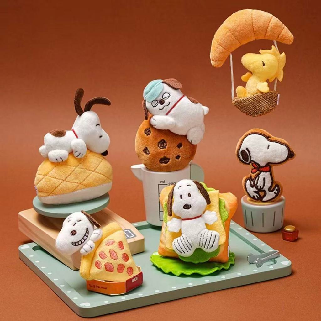 Snoopy Blind Box PEANUTS ตุ๊กตาแม่เหล็กติดตู้เย็น ตุ๊กตาสุนัข ตุ๊กตาลูกสุนัข ตุ๊กตาของเล่น แม่เหล็กติดตู้เย็น ตัวละครการ์ตูน ของขวัญสําหรับเพื่อน