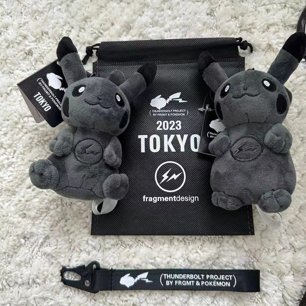 Fragment Fujiwara x Pokémon Black Pikachu น่ารัก Lightning ตุ๊กตาพวงกุญแจเครื่องประดับกระเป๋า Pandent